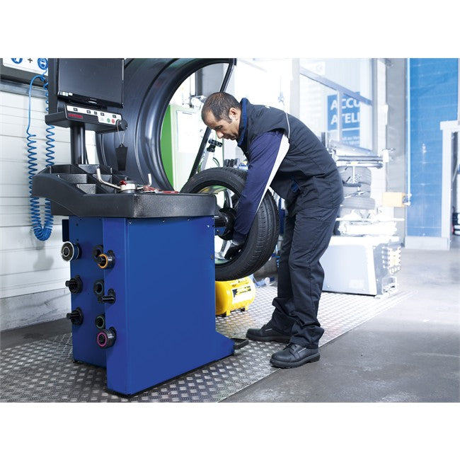 Ma voiture vibre : le rééquilibrage des roues est-il la solution ?